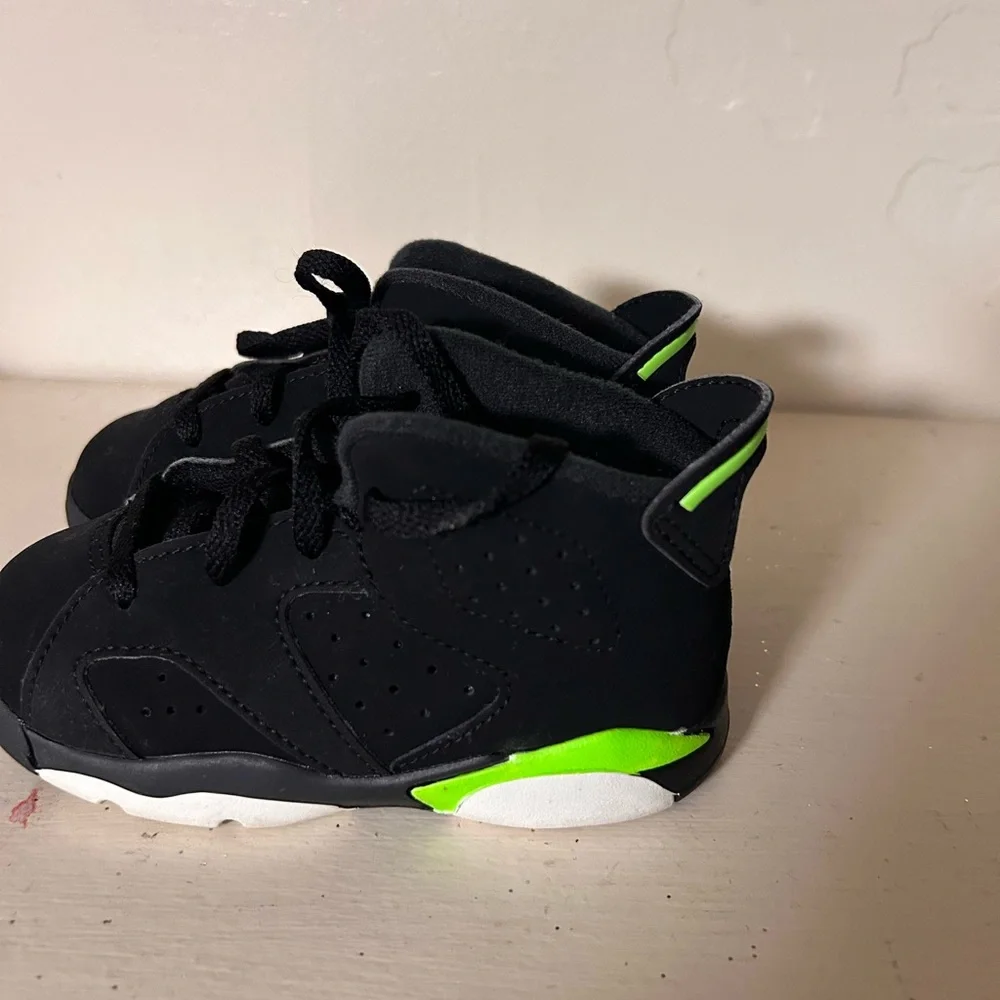 Jordan Retro 6 Kids Sneakers Black and Neon Green